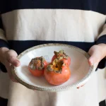 Rokuro Blut's 六魯美濃燒鉢裝着水果捧在手上的模樣