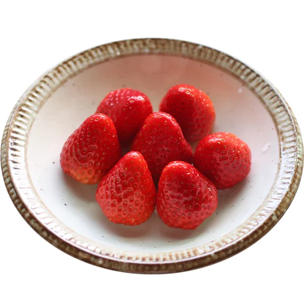 Rokuro Blut's 六魯美濃燒鉢淡雅的白色把鉢里的紅色草莓襯托得異常鮮麗奪目