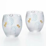 ADERIA石塚硝子夏日煙火矮身杯 一對裝,杯身有生動的金色金魚和煙火盛放的裴飾圖案