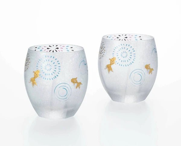 ADERIA石塚硝子夏日煙火矮身杯 一對裝,杯身有生動的金色金魚和煙火盛放的裴飾圖案