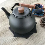 茶壺放在南部鉄器風車形鍋墊上