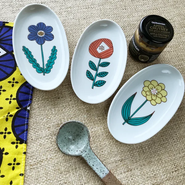 九谷燒橢圓手工花兒小碟-藍色、紅色和黃色的花