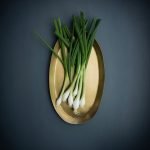 Fog Linen Work 手工黃銅橢圓托盤着蔥的俯視圖