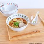 姆明麵碗裝了麵放在桌子上，與匙羹配成一套