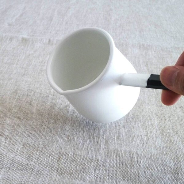 野田琺瑯奶油鍋附有長手柄，拿的時候很方便、容易