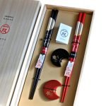 Issou 華櫻宵待月若狹塗夫婦對筷連托架裝在精緻的木禮盒內大特寫