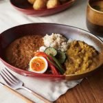 Aito 美濃燒橢圓形餐盤紅色款, 裝上咖喱飯放在餐枱上漂亮的展示圖