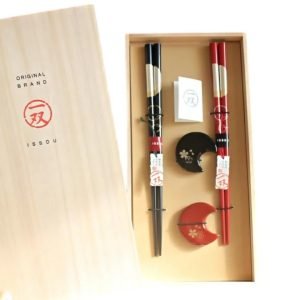 Issou 華櫻宵待月若狹塗夫婦對筷連托架裝在精緻的木禮盒內