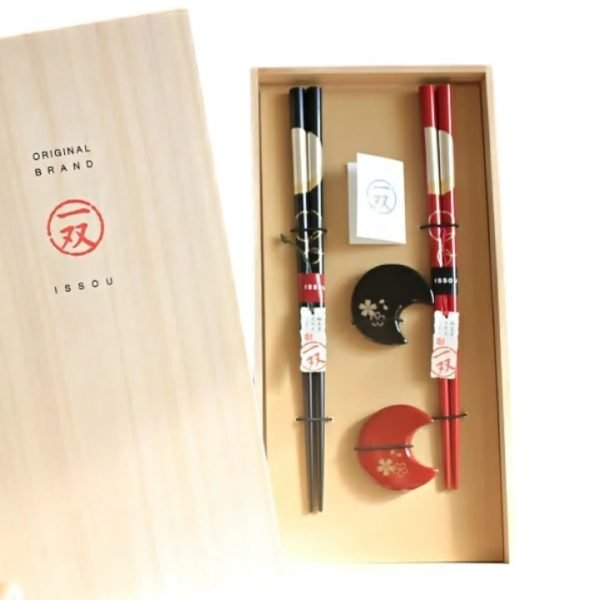 Issou 華櫻宵待月若狹塗夫婦對筷連托架裝在精緻的木禮盒內