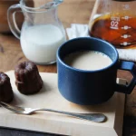 CHIPS mug 日本製可堆疊陶瓷杯 280ml 藍色 杯內裝有飲品的使用範例圖