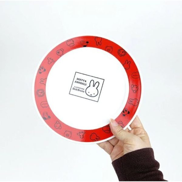 Miffy & Animals 餐盤單手拿在手裡的樣子