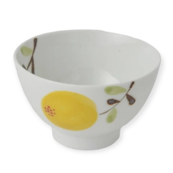 日本制造的波佐見燒手繪枇杷黃色碗上的圖案-白色背景