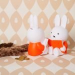 Miffy 造型存錢罐 – 閱讀款紅色 (M) 正面背面合影