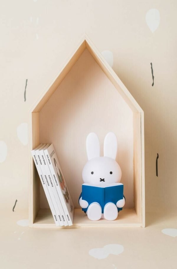 Miffy 造型存錢罐 - 閱讀款藍色 (M) 擺放在木架上漂亮的展示圖