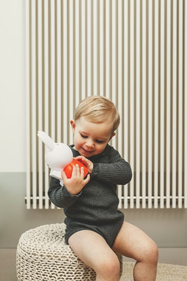 Miffy 造型存錢罐 - 小孩手裡拿着紅色Miffy 造型存錢罐