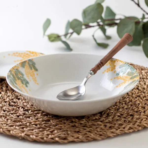 Mimosa 金木樨美濃燒餐在餐枱上漂亮的展示圖