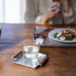 懷舊鋁製木手柄迷你托盤用作杯子托盤放於枱面的場景圖