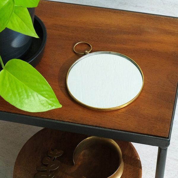 手工黃銅製圓鏡放在枱上