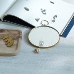 手工黃銅製圓鏡放在枱上的展示圖