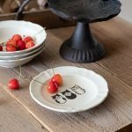 Shichita小貓浮雕餐盤 14cm - 放在餐枱上漂亮的展示圖