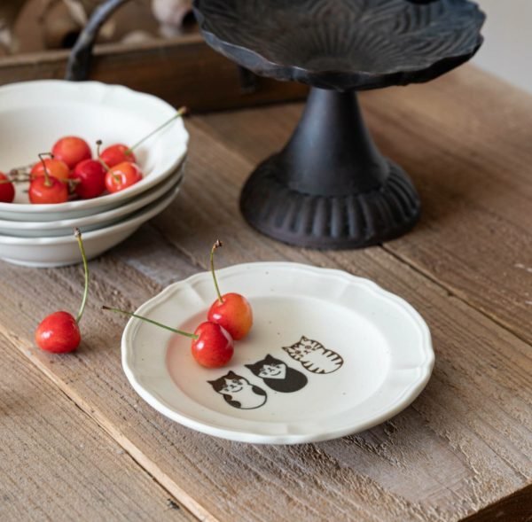 Shichita小貓浮雕餐盤 14cm - 放在餐枱上漂亮的展示圖