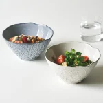 Aito 美濃焼陶瓷浮雕碗 L 灰色和白色，碗裡有食物的使用範例