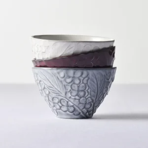 Aito 美濃焼陶瓷浮雕碗 M 330ml - 白色、紫色、灰色疊起時的樣子
