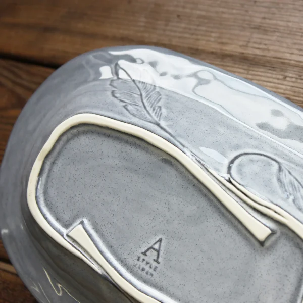 Aito Lien系列陶瓷浮雕橢圓形碗底部