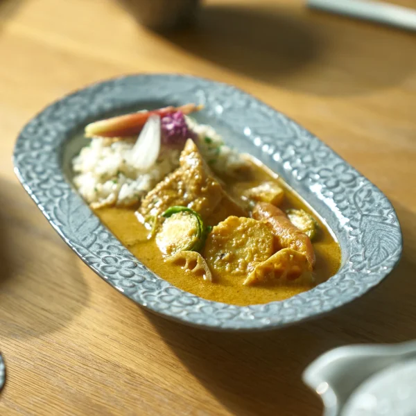 青綠色Aito Lien系列陶瓷浮雕橢圓形碗盛載食物的範例俯視圖