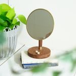 黃銅製橢圓形座枱式鏡子放於枱面的場景圖 3