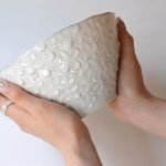 Aito 美濃燒浮雕花卉碗 L - 2件套裝, 白色碗雙手捧在手裡的樣子