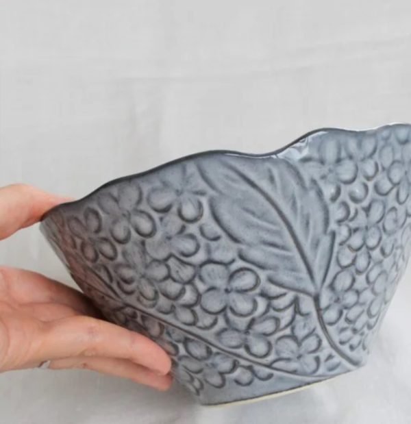 Aito 美濃燒浮雕花卉碗 L - 2件套裝, 灰色碗單手拿在手裡的樣子