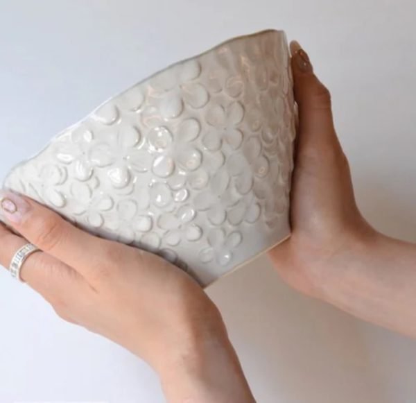 Aito 美濃燒浮雕花卉碗 L - 2件套裝, 白色碗雙手捧在手裡的樣子