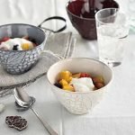 Aito 美濃燒浮雕花卉碗 L - 2件套裝,放於枱面的場景圖