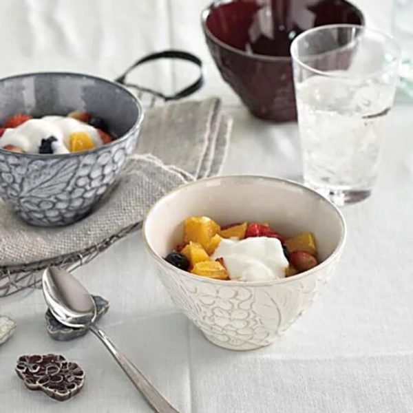 Aito 美濃燒浮雕花卉碗 L - 2件套裝,放於枱面的場景圖