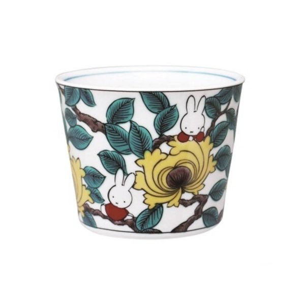 展示赤繪蕎麥碗（Akae Soba Bowl）正面視圖，碗上印有米菲（Miffy）和牡丹（ぼたん）圖案，清晰顯示設計和細節. A front view of the Akae Soba Bowl featuring Miffy with a peony (ぼたん) pattern, clearly showing the design and details of the bowl.