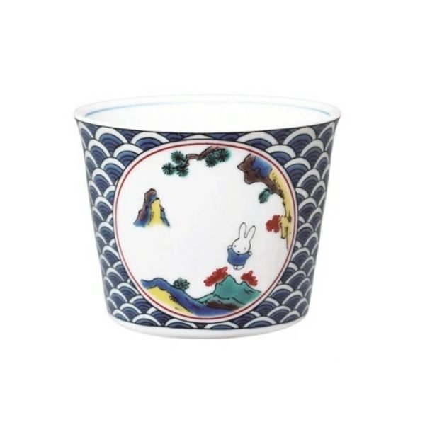 展示赤繪蕎麥碗（Akae Soba Bowl）正面視圖，碗上印有米菲（Miffy）和五彩（goshiki）設計，清晰顯示設計和細節. A front view of the Akae Soba Bowl featuring Miffy with a goshiki design, clearly showing the design and details of the bowl.