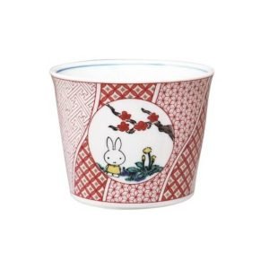 展示白色背景下的赤繪蕎麥碗（Akae Soba Bowl），碗上印有米菲（Miffy），清晰顯示設計和細節. A front view of the Akae Soba Bowl on a white background featuring Miffy, clearly showing the design and details of the bowl.