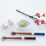 夫妻筷子連筷子架套裝 梅花結 - 放於枱面的漂亮的場景圖