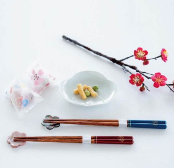 夫妻筷子連筷子架套裝 梅花結 - 放於枱面的漂亮的場景圖