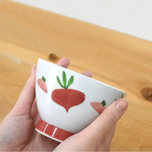 波佐見燒飯碗蘿蔔圖案款捧在手裡的樣子