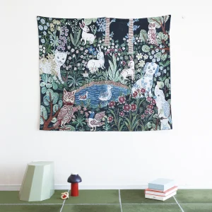 展示Nathalie Lete 花園主題的掛毯地毯，懸掛在房間的牆上，增添了室內的色彩和藝術感. An image showing the Nathalie Lete tapestry rug with a "Garden" theme, hanging on the wall of a room, enhancing the color and artistic feel of the interior.