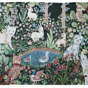 特寫展示Nathalie Lete 花園主題的掛毯地毯，清晰顯示其細緻的圖案和色彩. A close-up showing the Nathalie Lete tapestry rug with a "Garden" theme, clearly displaying its intricate patterns and colors.