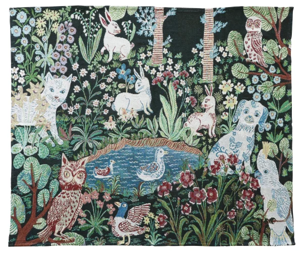 特寫展示Nathalie Lete 花園主題的掛毯地毯，清晰顯示其細緻的圖案和色彩. A close-up showing the Nathalie Lete tapestry rug with a "Garden" theme, clearly displaying its intricate patterns and colors.