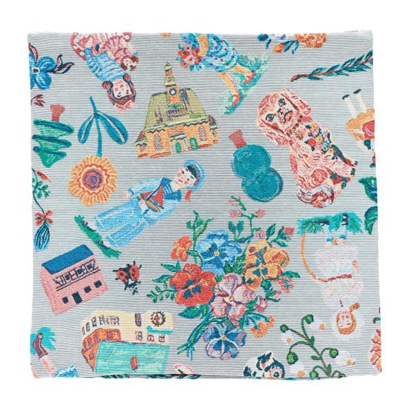 展示Nathalie Lete - 抱枕套 (灰色小屋款) 的特寫，清晰顯示其圖案設計的細節，背景為沙發. A close-up showing the Nathalie Lete - 抱枕套 (灰色小屋款), clearly displaying the details of its pattern design, with a couch in the background.