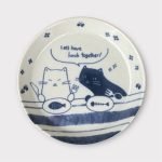 展示日本製造的美濃燒貓咪餐盤14cm的正面視圖，清晰顯示盤子的貓咪圖案和設計細節. A front view of the "日本製造 美濃燒貓咪餐盤 14cm," clearly showing the cat design and details of the plate.