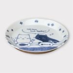 展示日本製造的美濃燒貓咪餐盤14cm的側面視圖，清晰顯示盤子的形狀和設計細節. A side view of the "日本製造 美濃燒貓咪餐盤 14cm," clearly showing the shape and design details of the plate.