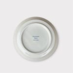 展示日本製造的美濃燒貓咪餐盤14cm的底部視圖，清晰顯示底部的標籤和設計細節. A bottom view of the "日本製造 美濃燒貓咪餐盤 14cm," clearly showing the label and design details on the bottom.