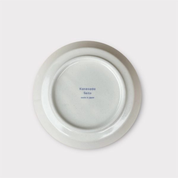 展示日本製造的美濃燒貓咪餐盤14cm的底部視圖，清晰顯示底部的標籤和設計細節. A bottom view of the "日本製造 美濃燒貓咪餐盤 14cm," clearly showing the label and design details on the bottom.