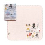 包含貓咪辦公室主題圖案的毛巾正面視角，左上角有小圖展示其包裝. A front view of the towel featuring a cat's office theme, with a small picture in the upper left corner showing its packaging.